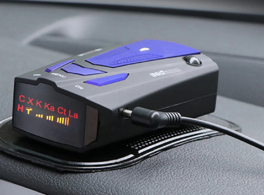 Detector V7 no painel do carro mostrando o display LED